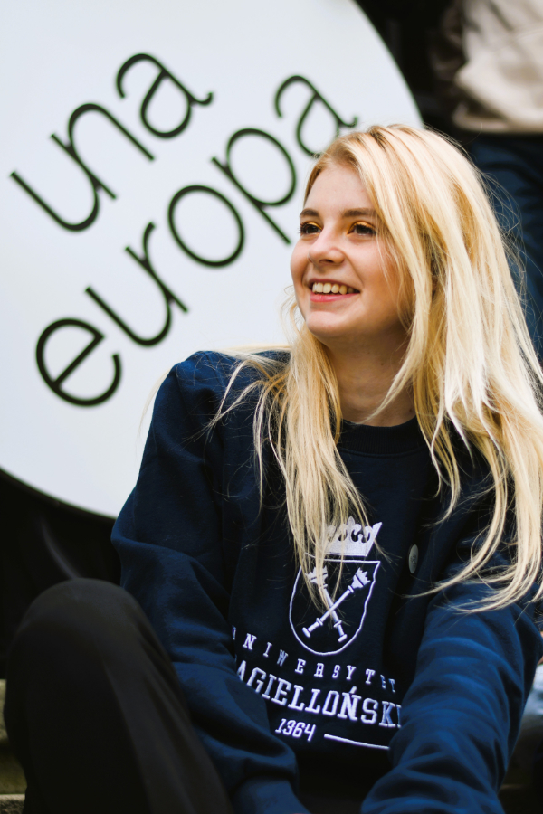 Smiling Una Europa student