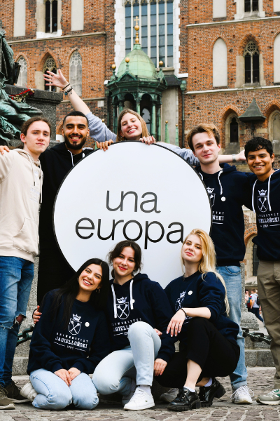 Students holding Una Europa logo